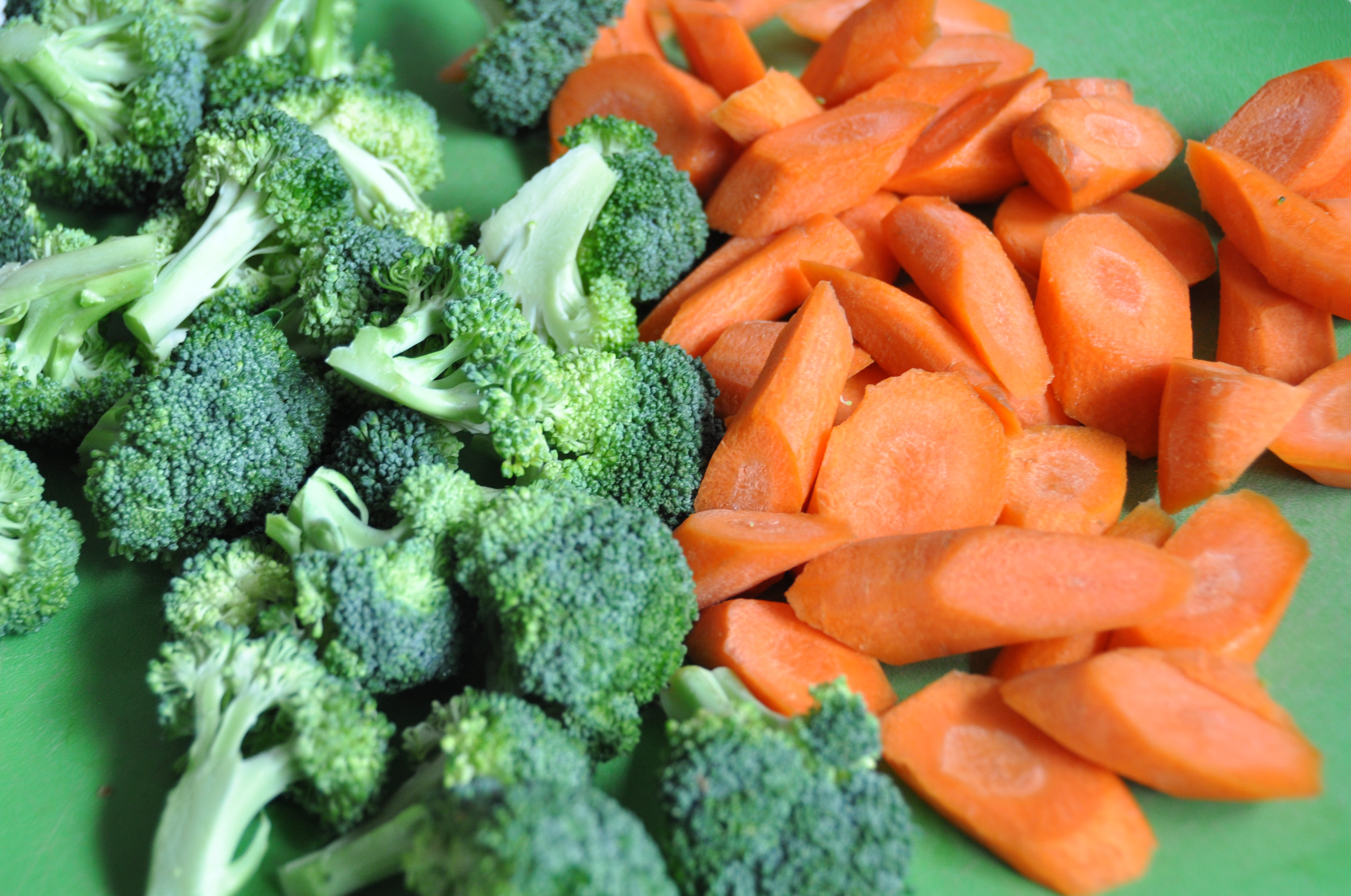 Приготовление вареных овощей. Капуста морковка брокколи. Розмарин брокколи морковь. Басмати брокколи морковь. Брокколи с морковью.
