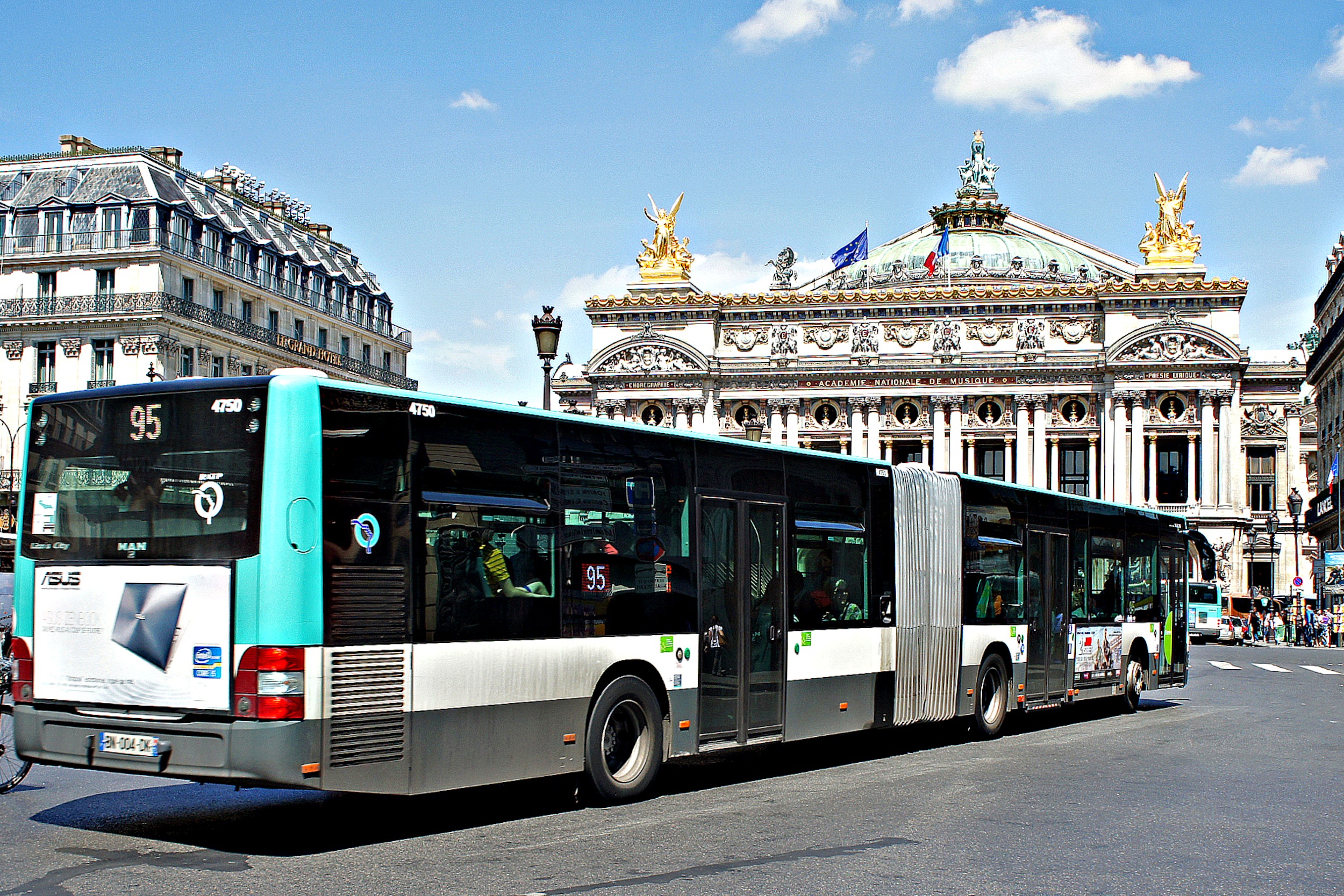 Transport of countries. Автобусы во Франции в Париже. Туристический автобус в Париже. Туравтобус в Париже. Общественный транспорт Парижа.