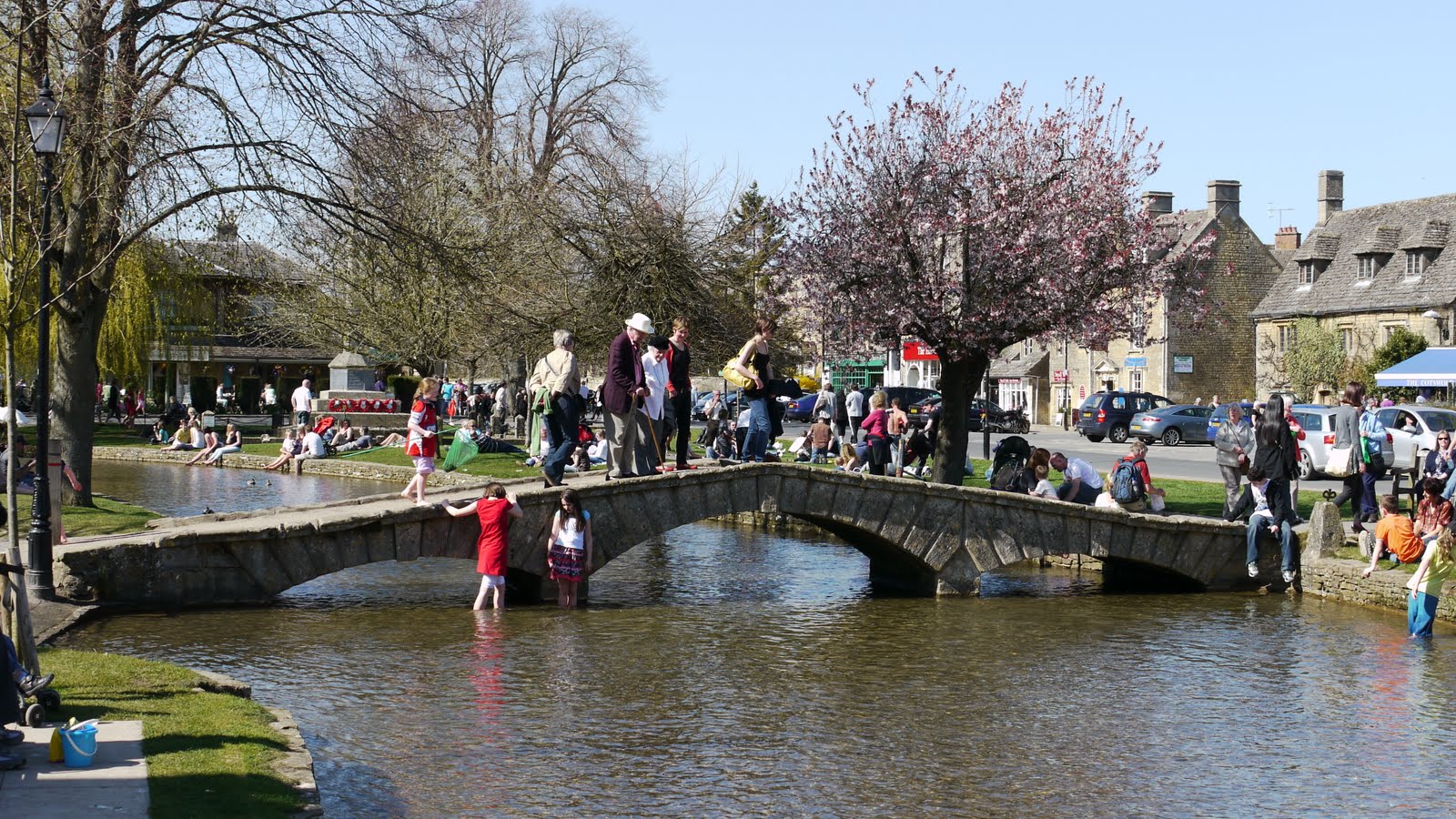 Upon the water. Bourton on the Water Англия. Буртон-он-зе-Уотер (Bourton-on-the-Water). Буртон деревня Англия. Бертон он зе Уотер.